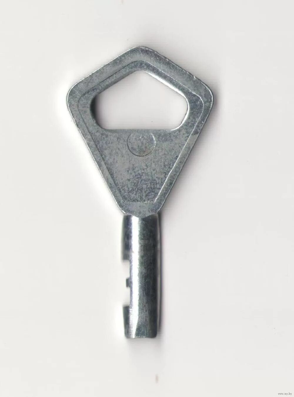 старинный ключ от шкафа. маленькие ключики от замка. маленький ключ. металлическая подвеска маленькая. ключи мелкие.