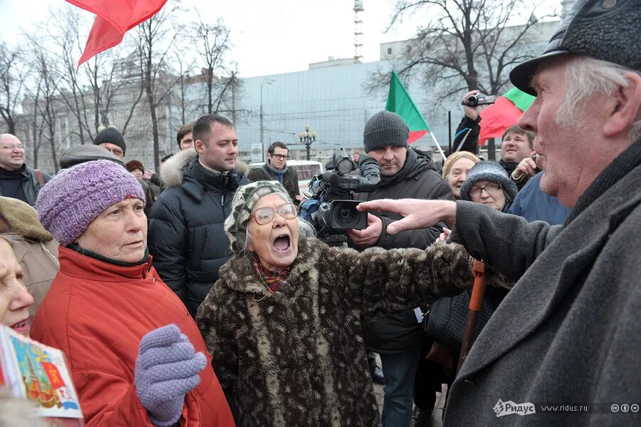 Митинг коммунистов. Протест против коммунистов. Митинги коммунистов в России. Православные коммунисты митинг.