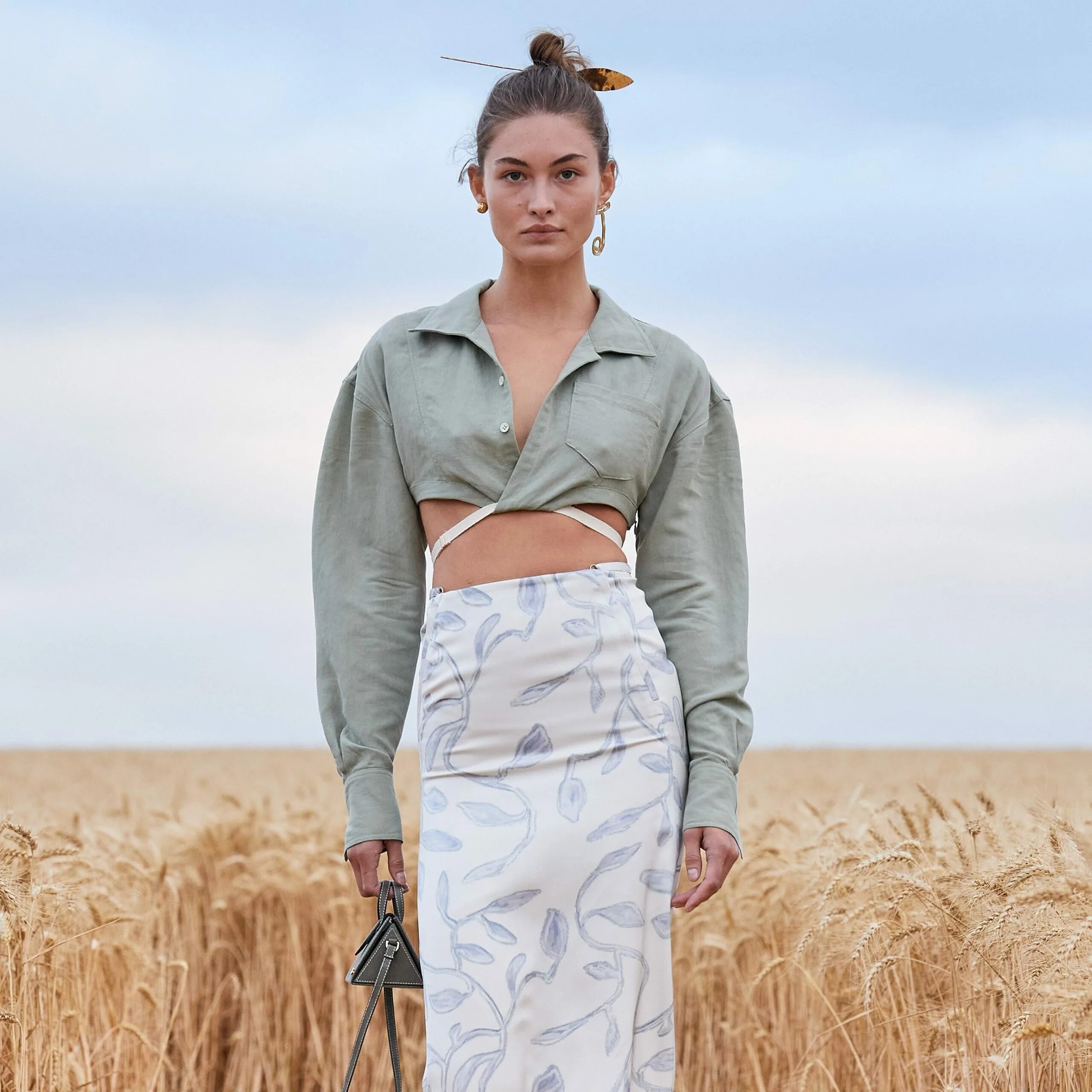 Джиджи Хадид Jacquemus. Джиджи Хадид Jacquemus 2020. Платье Джиджи Хадид 2020 Jacquemus. Jacquemus платье 2020.