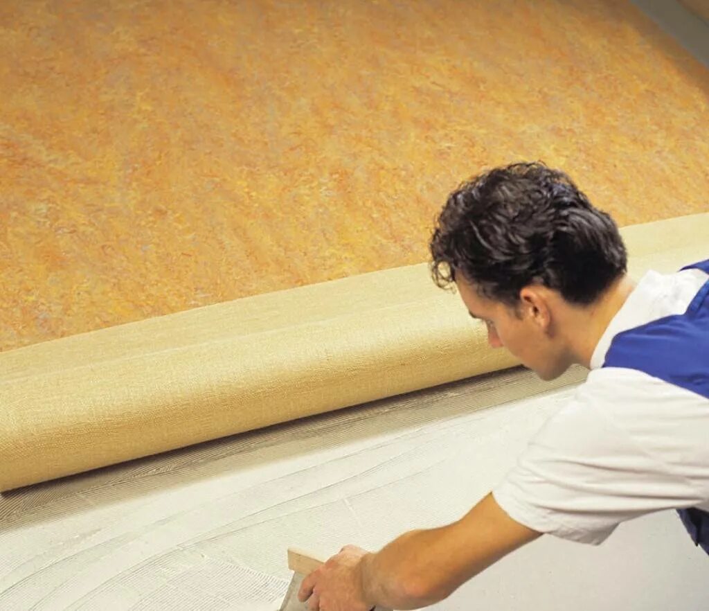 Приклеивание линолеума. Линолеум наклеивающийся. Настил линолеума. Укладка линолеума. Стелить линолеум.