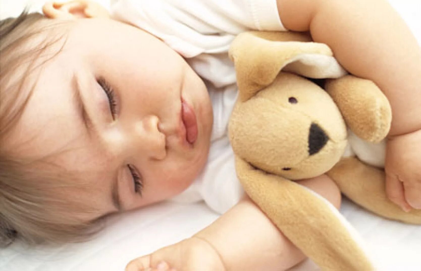 Ребенок спит. Спящий ребенок. Сон матери и ребенка. Спящий ребенок. Ребенок сопит ночью.