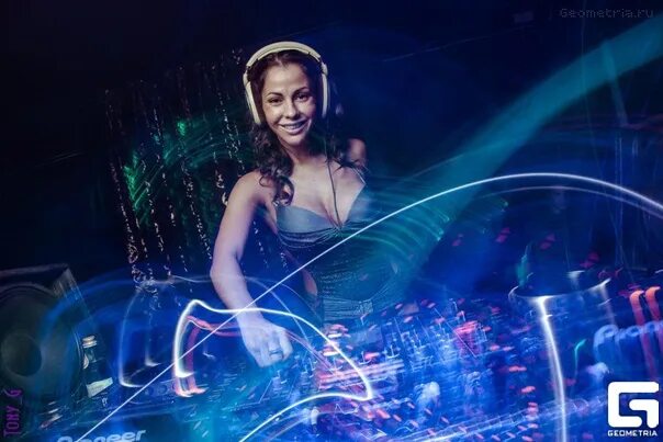 London elektricity. Gambino sound machine/hubblevision/malika. Дж шоу. Диджей тиесто фото. Edm dj.