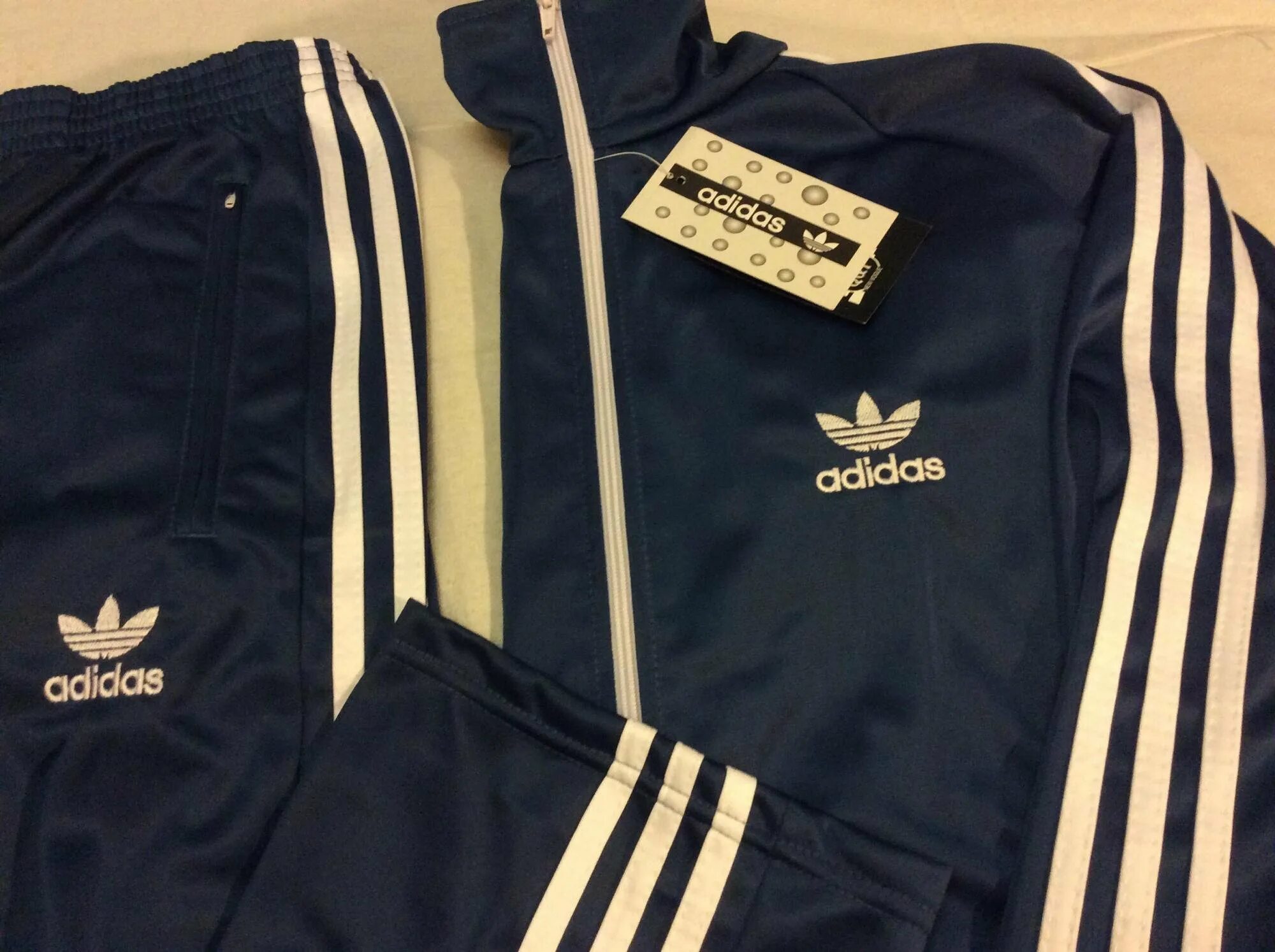 Костюм адидас мужской классика 90 х. Костюмы адидас 80 adidas. Костюм шустер адидас. Спортивный костюм адидас мужской 90 х. Спортивные костюмы мужские адидас 2010.