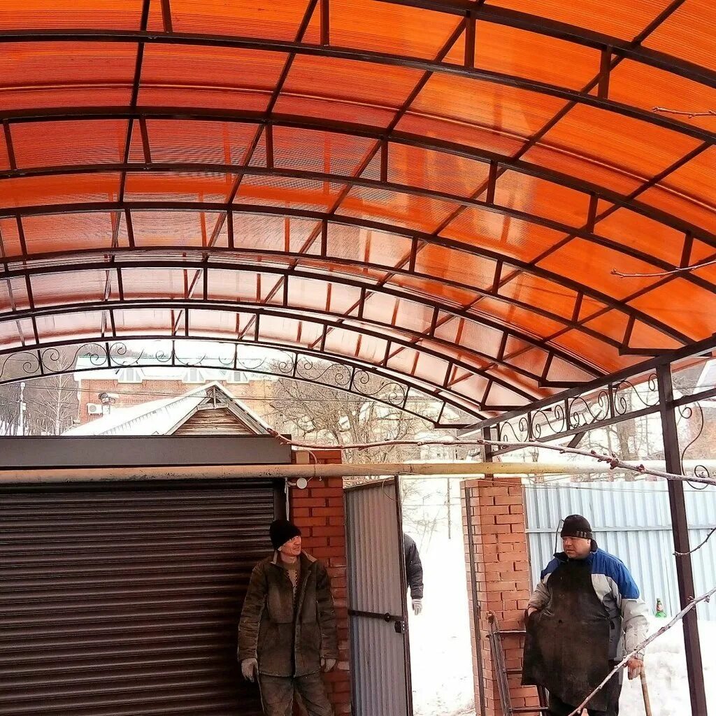 Арочный навес из поликарбоната. Спецкаркас навесы. Навесу йз поликарбонат. Установка навесов из поликарбоната. Монтажник навесов.