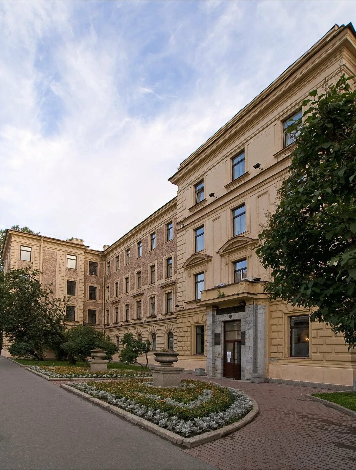 Первый корпус медицинского университета. Здание бгму уфа. Первый московский университет им сеченова. Первый медицинский университет санкт-петербург. Медицинский университет уфа бгму.