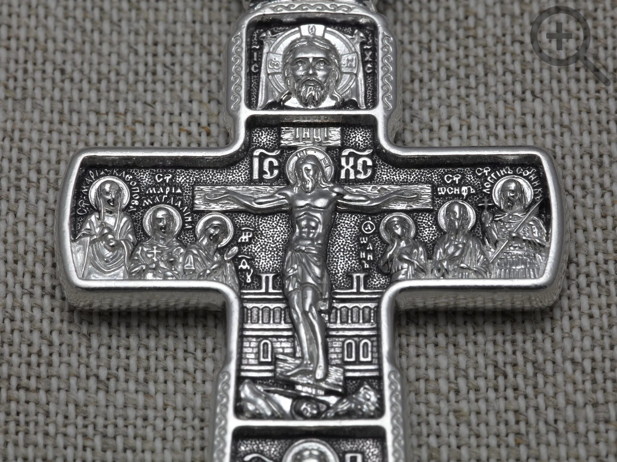 человек с крестиком. древний нательный крестик с мощами святых. армянский нательный крест. архангел михаил. крестик без распятия христа.