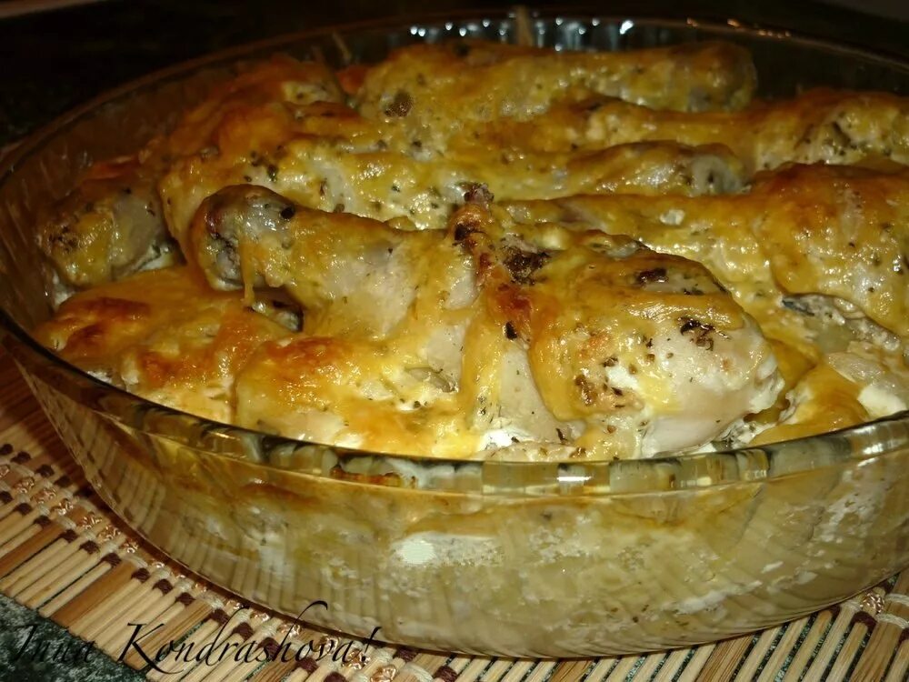 Картошка в стеклянной посуде. Курица в стеклянной посуде в духовке. картошка с курицей в духовке в стеклянной посуде. курица с картошкой в духовке в стеклянной форме. куриные ножки с картошкой в стеклянной посуде в духовке.