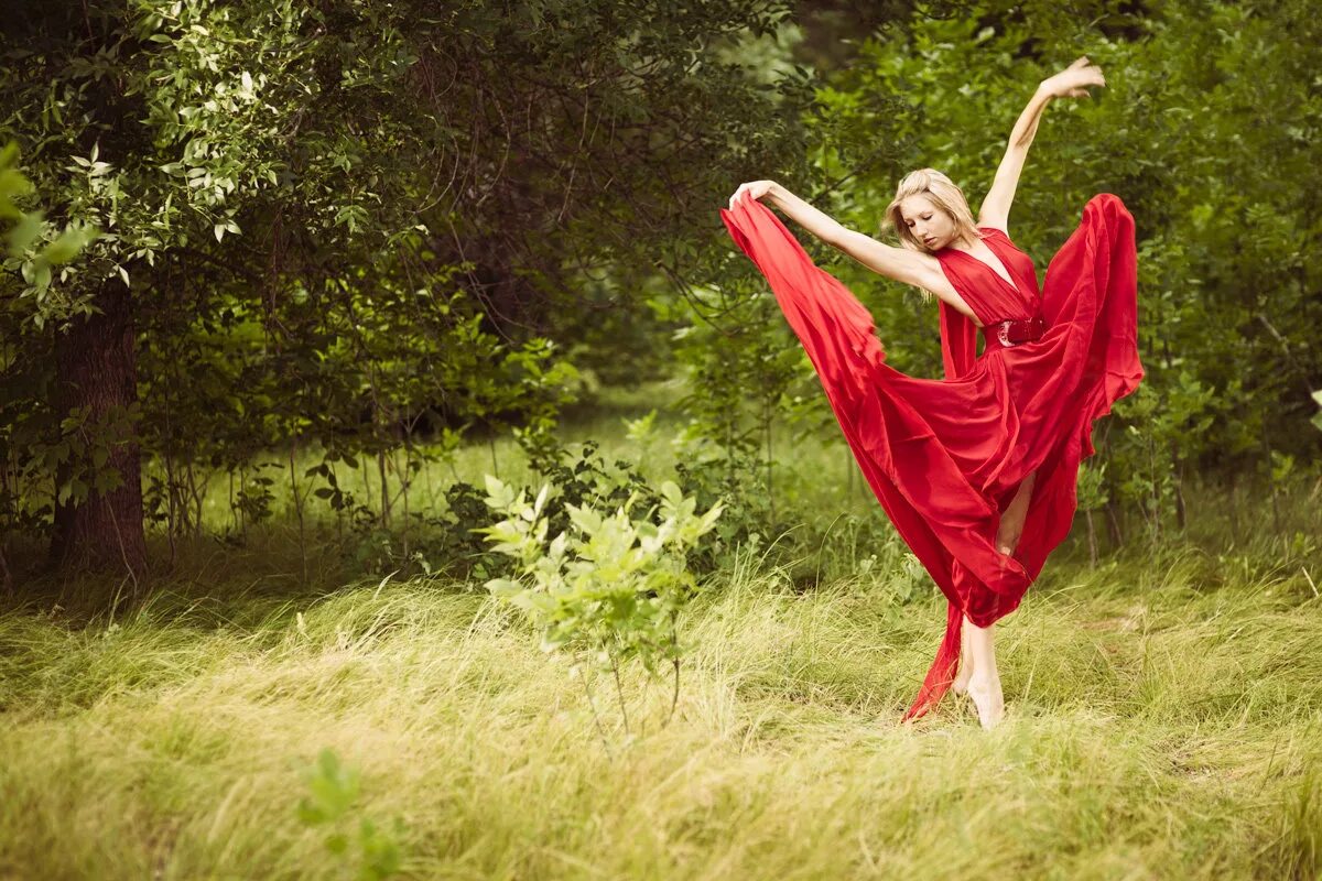 Девчонка пляшет. Танцы на природе. Девушка в Красном платье танцует. Танцующая девушка на природе. Танцевальная фотосессия на природе.
