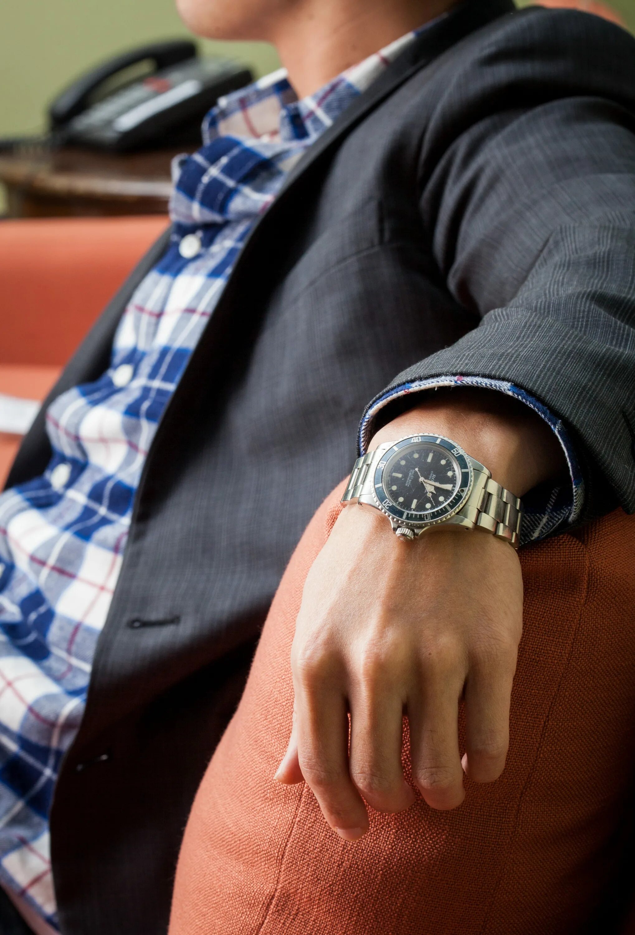 Rolex Submariner on hand. Мужские часы на руке. Рука часы элегантная. Мужчина с часами на руке. Как должны сидеть металлические часы
