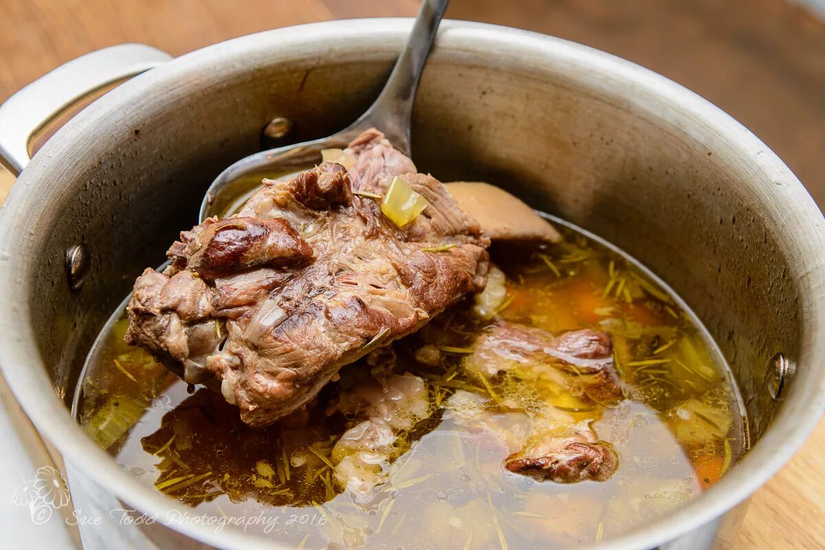 Лук мясо и вода. Beef broth. Бульон с мясом. Варка мясного бульона. Мясо для наваристого бульона.