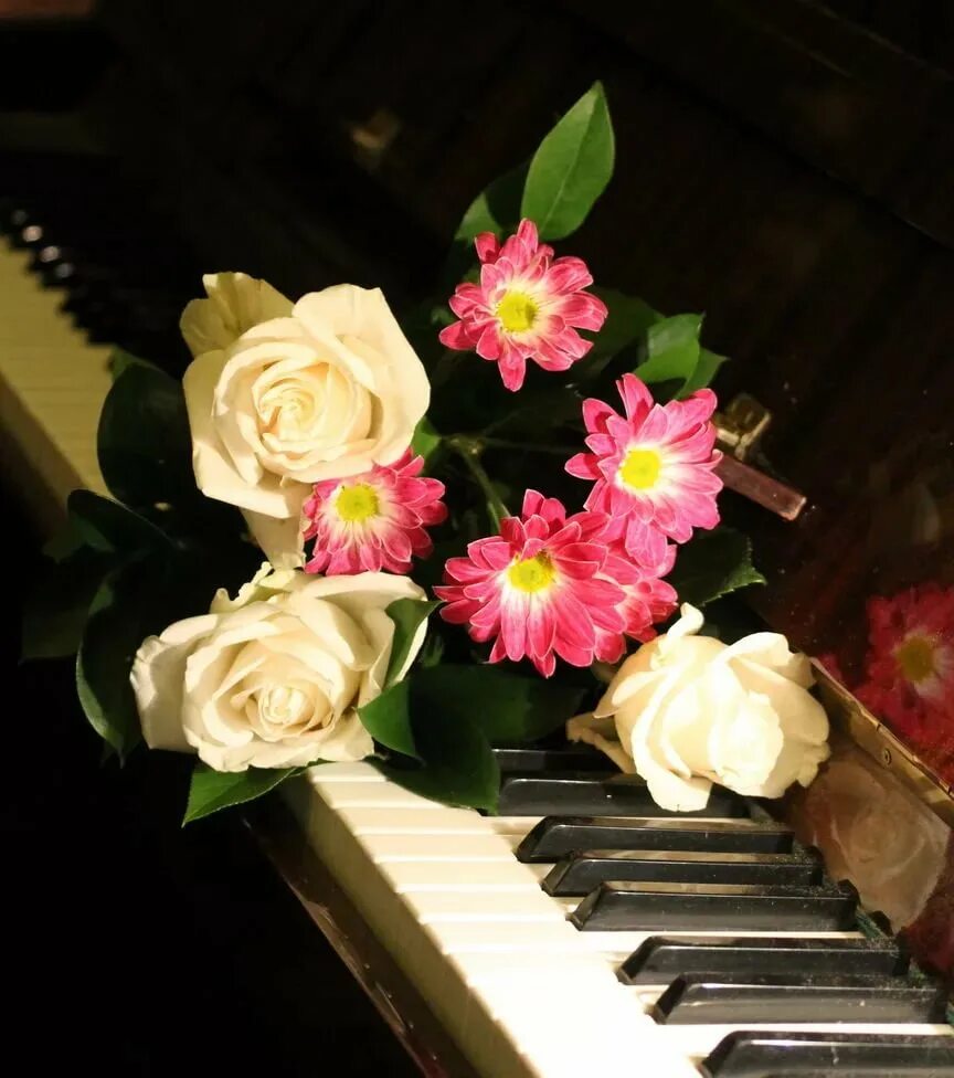 Музыка цветов мп3. Музыкальный букет. Цветы на рояле. Музыкальный цветок. Фортепиано с цветами.
