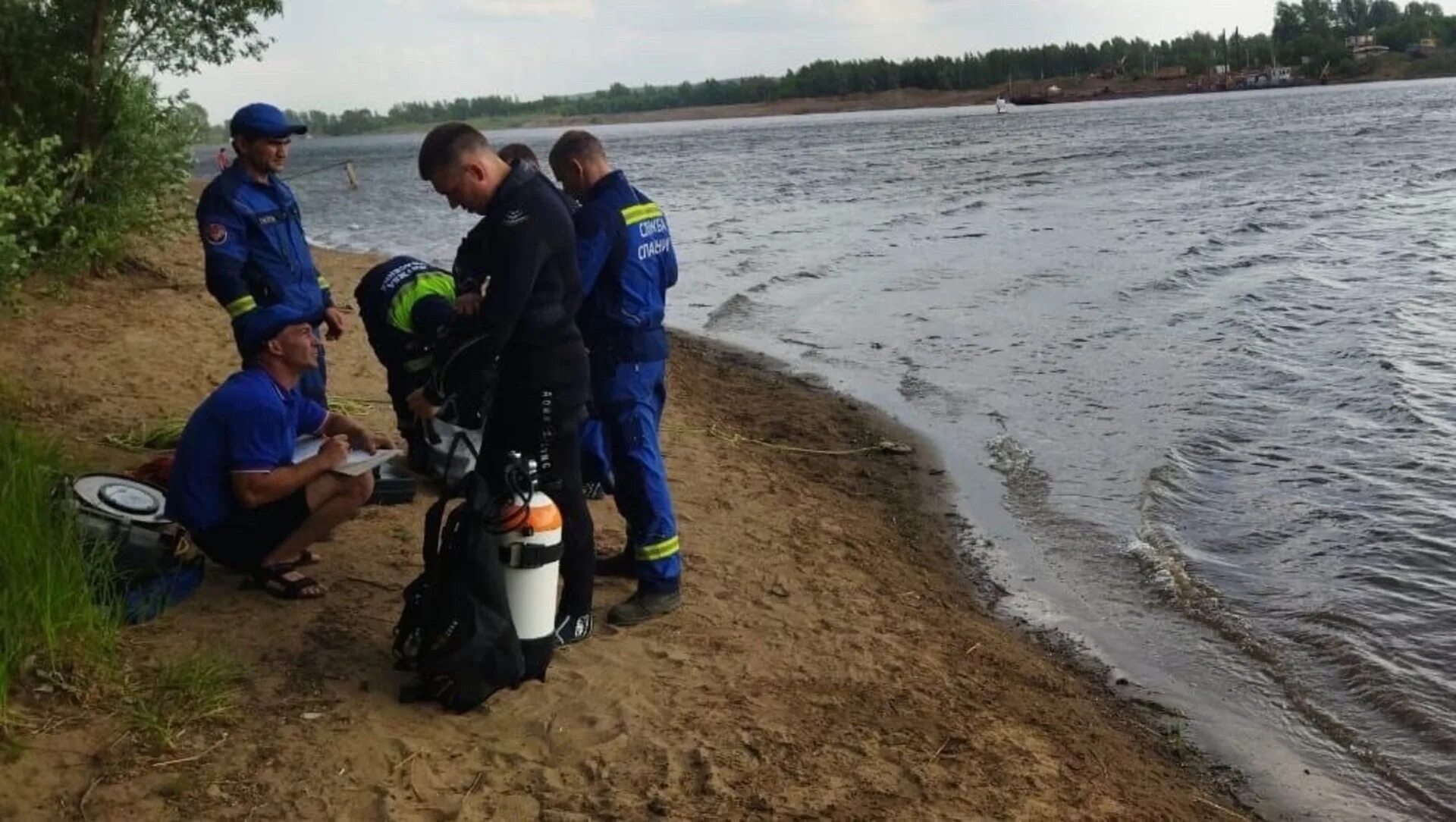 Уровень воды в каме на сегодня сарапул. Спасатели фото. Водолазы МЧС.