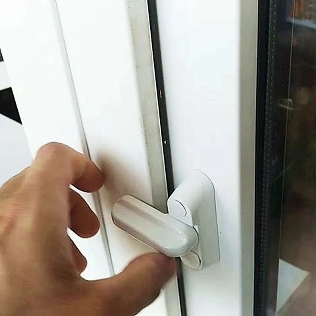 Сломалась пластиковая ручка на балконной двери. Пластиковая ручка для балконной двери. Фиксатор балконной двери пвх. Вскрыть пластиковое окно снаружи. Не захлопывается балконная дверь.