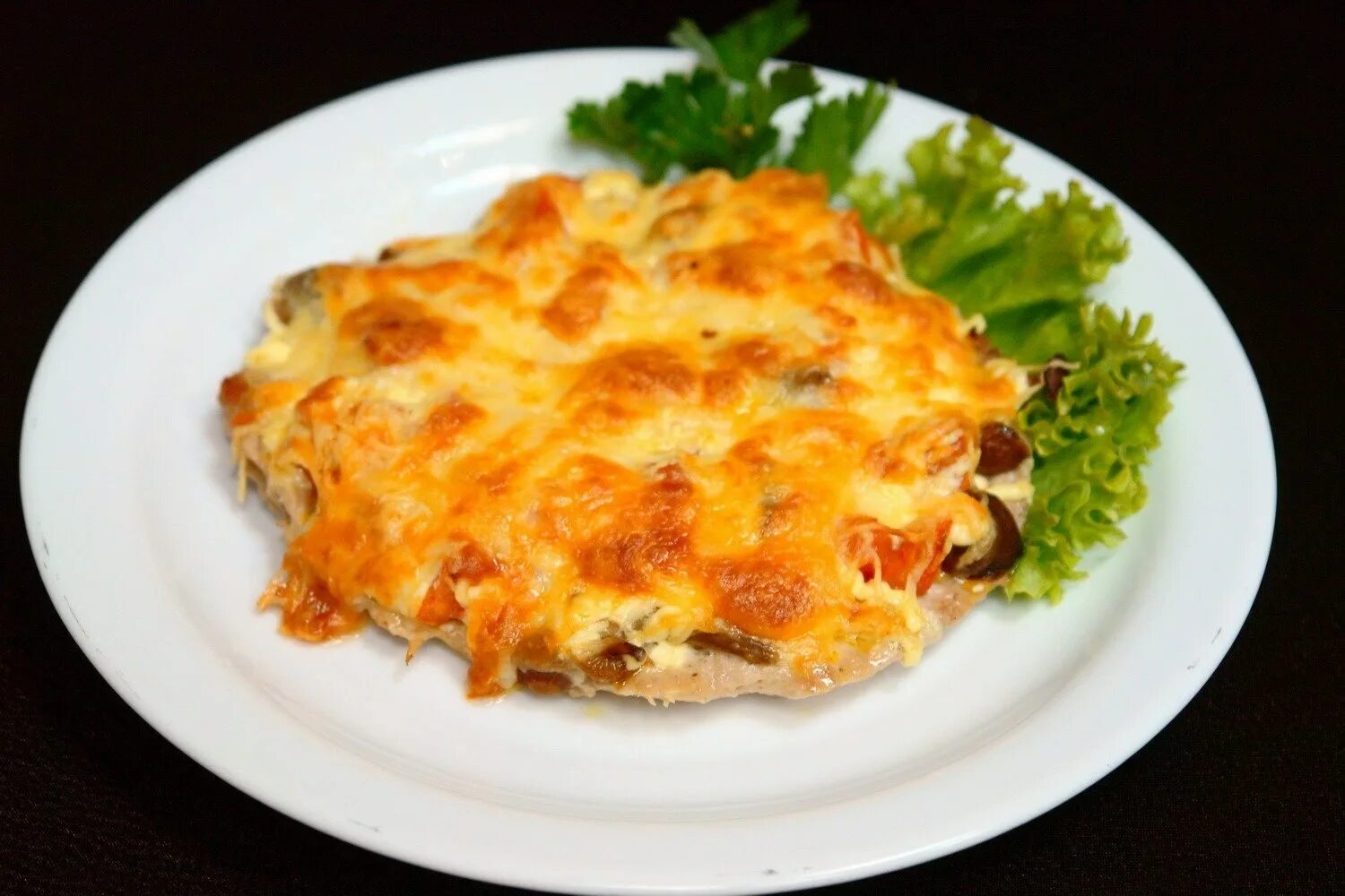 Свиные отбивные с помидорами. Свинина запеченная &quot;по-купечески&quot;. мясо под сыром. свиные отбивные с сыром. свинина под сыром в духовке.
