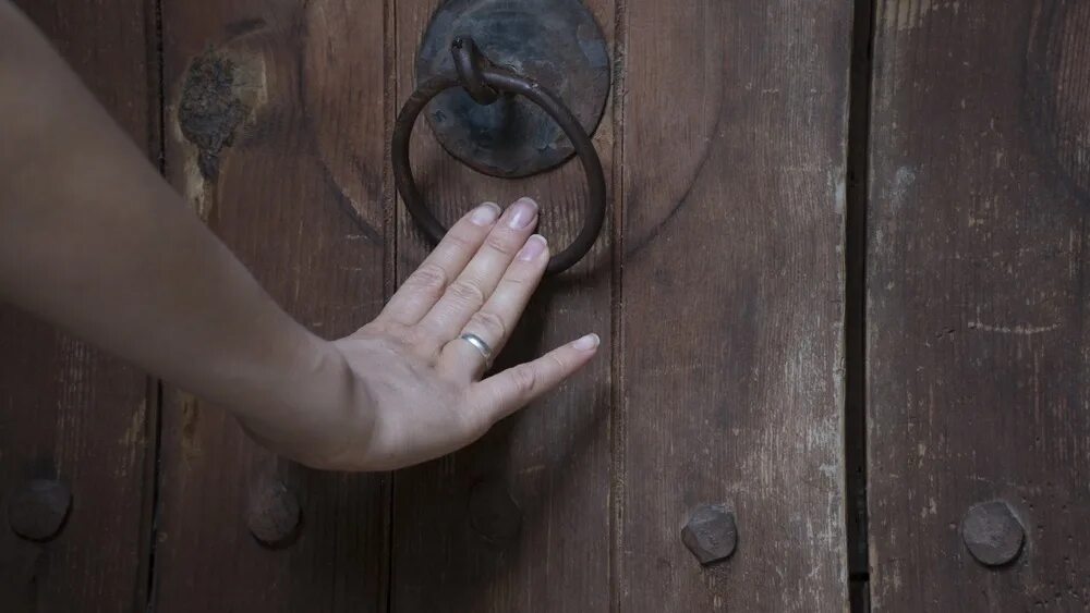 Кольцо для стучания в дверь. Рука стучит в дверь. Женщина стучится в дверь. Женская рука стучит в дверь.