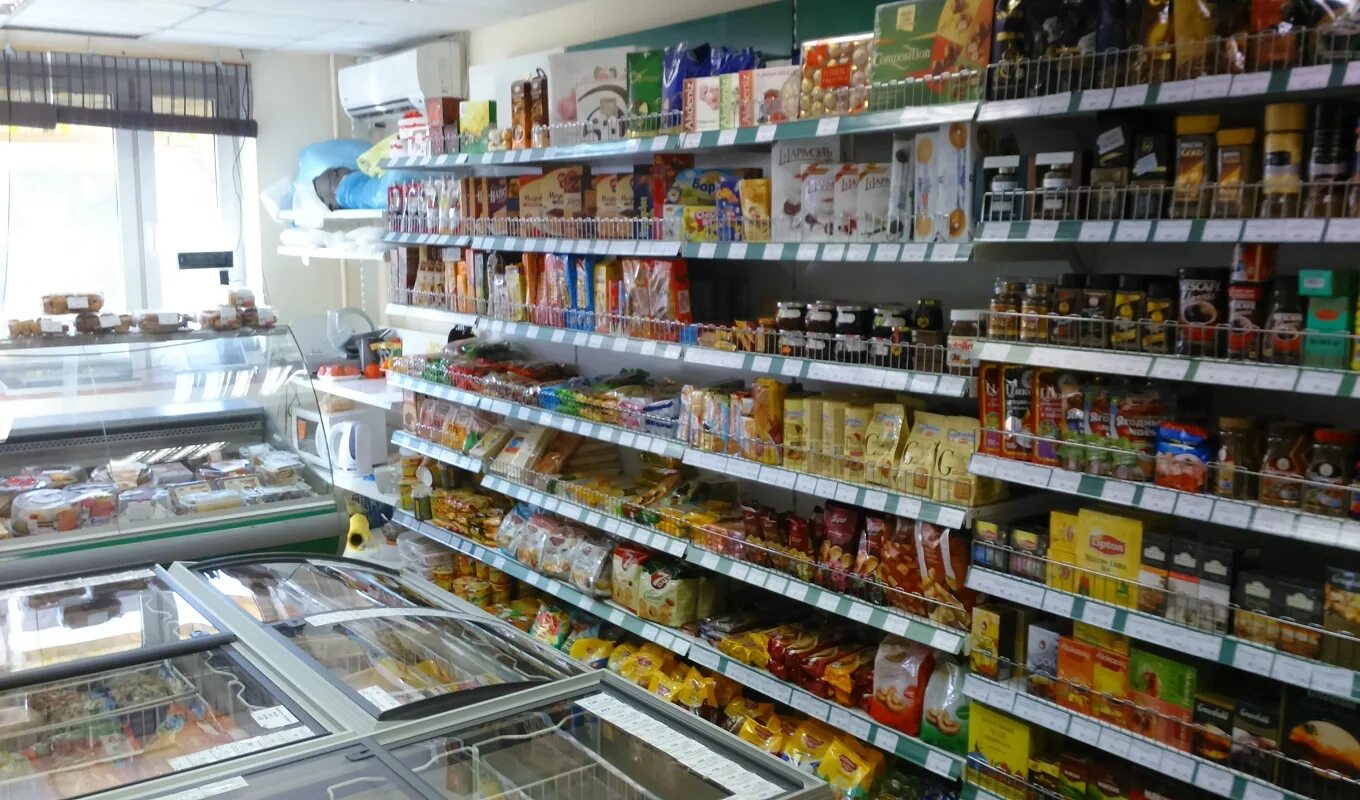 ассортимент продовольственного магазина. продуктовый магазин. овощи на прилавке. прилавок с продуктами. ассортимент продуктового магазина.