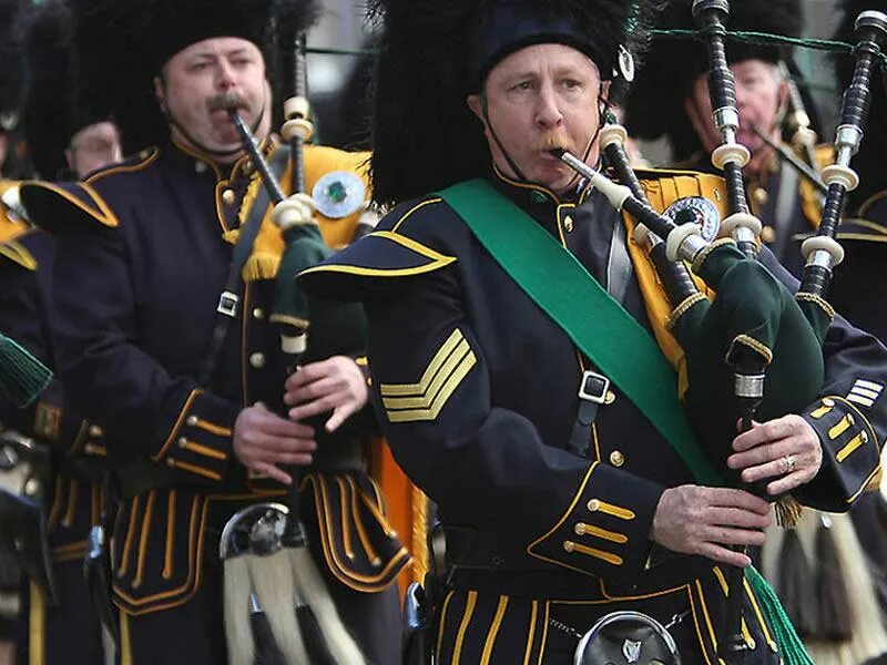Ирландский волынщик. Ирландская волынка. Деревенский ирландский волынщик. Ирландские музыканты. Парад волынщиков в шотландии.