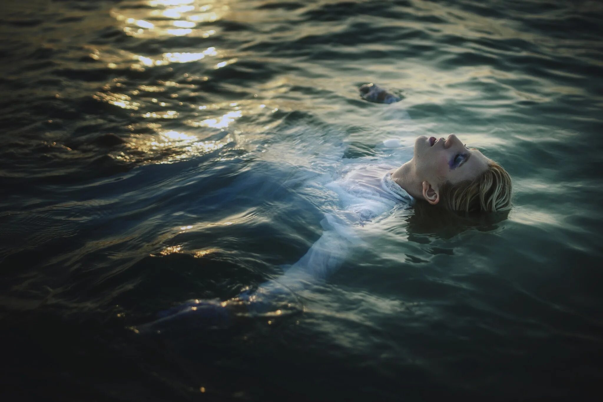 Металл плавает в воде. Девушка лежит в воде. Лежать на воде. Девушка плывет в море. Девушка плавает в море.