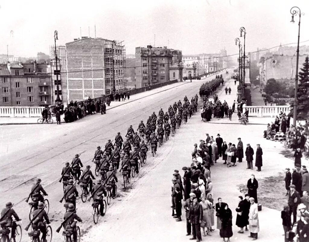Начало второй мировой войны город. Немецкие войска в Варшаве, сентябрь 1939 года. Германские войска в Польше 1939. Оккупированная Варшава 1939. Варшава 1939 год.