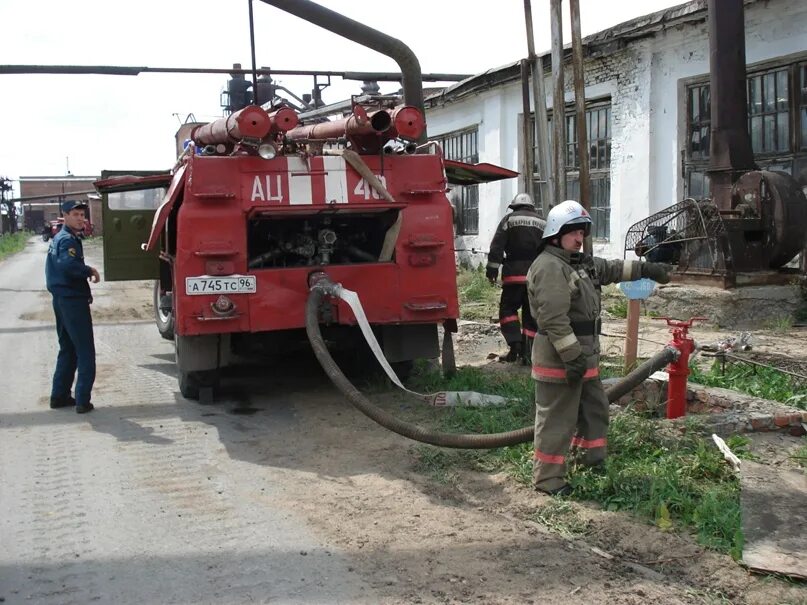 Без установки на водоисточник ац 40. Поставка АЦ -40 на гидрант. Забор воды из гидранта. Постановка на гидрант пожарного автомобиля. Пожарная машина на гидранте.