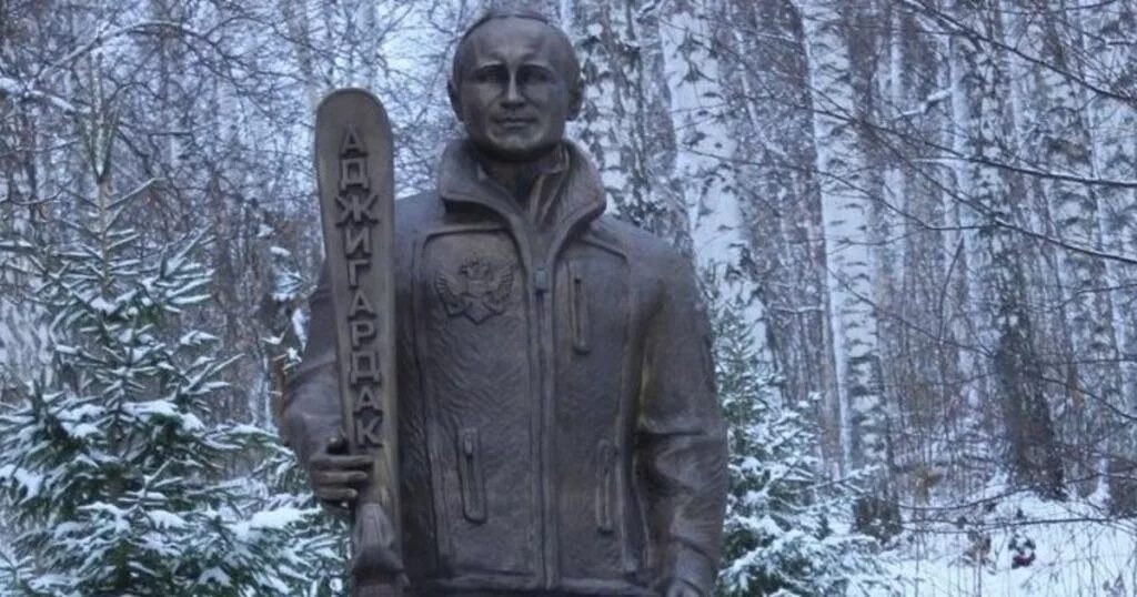 Стоит ли памятник. Аджигардак памятник путину. памятники путина ghb ;bpyb. памятник путину в башкирии. памятники путину при жизни.