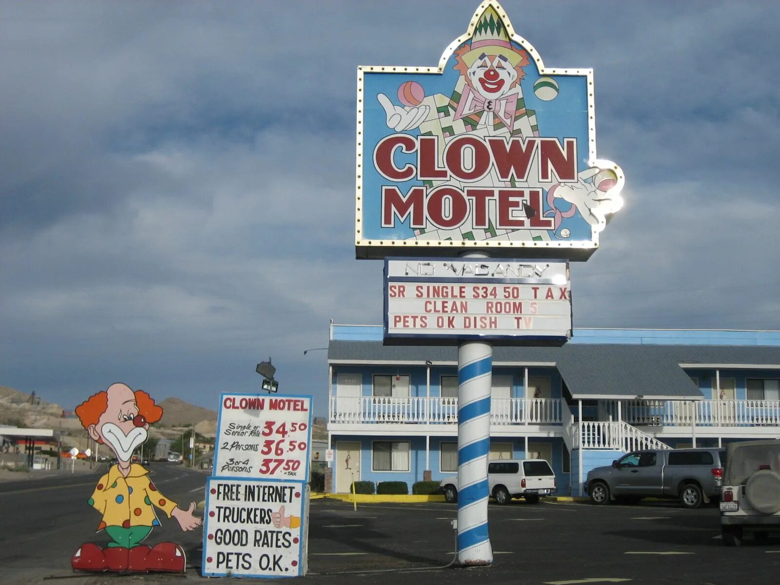 Мотель слова. Мотель Невада. Клоуны окружили мотель. Мотель клоунов в Америке когда открыли.