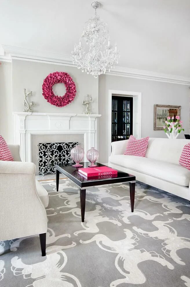 Белый сочетание интерьер. Розовый цвет в интерьере гостиной. Сочетание розового в интерьере. Бело розовый интерьер. Гостиная с розовыми акцентами.