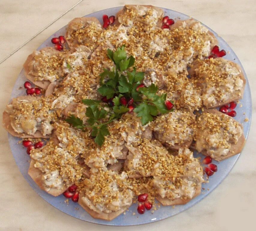 как приготовить язык по кавказски. язык говяжий по кавказски. язык по кавказски с грецким орехом. говяжий язык с грибами.