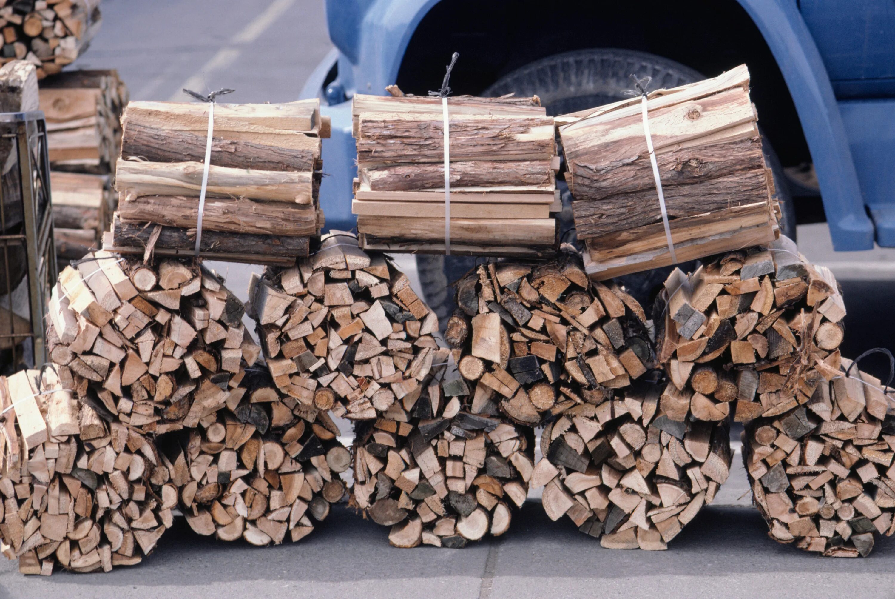 Плотные дрова. Дрова для шашлыка. Дрова с отверстием. Вязанка дров. Пучок дров.