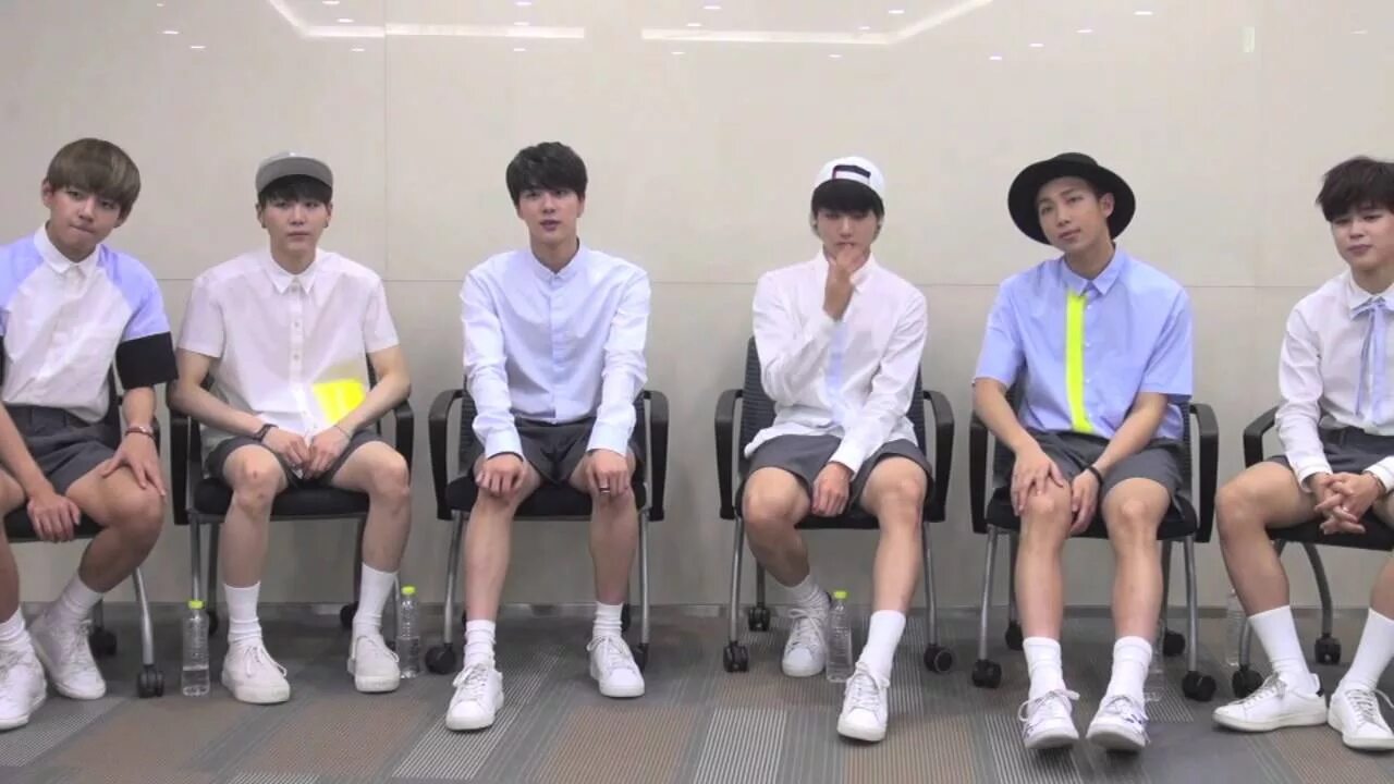 Hyunjin wearing shorts. Ким тэхен в шортах. Bts shorts. Bts shorts. Шорты пума детские спортмастер.