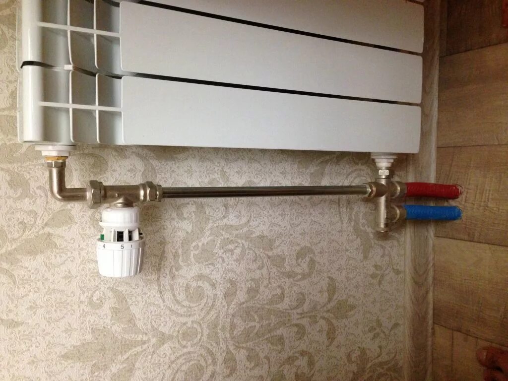 Батарея щелкает. Почему в батарее журчит вода. Батарея снизу холодная сверху горячая. Щелчки в батарее отопления. Радиаторы отопления сверху горячие снизу холодные.