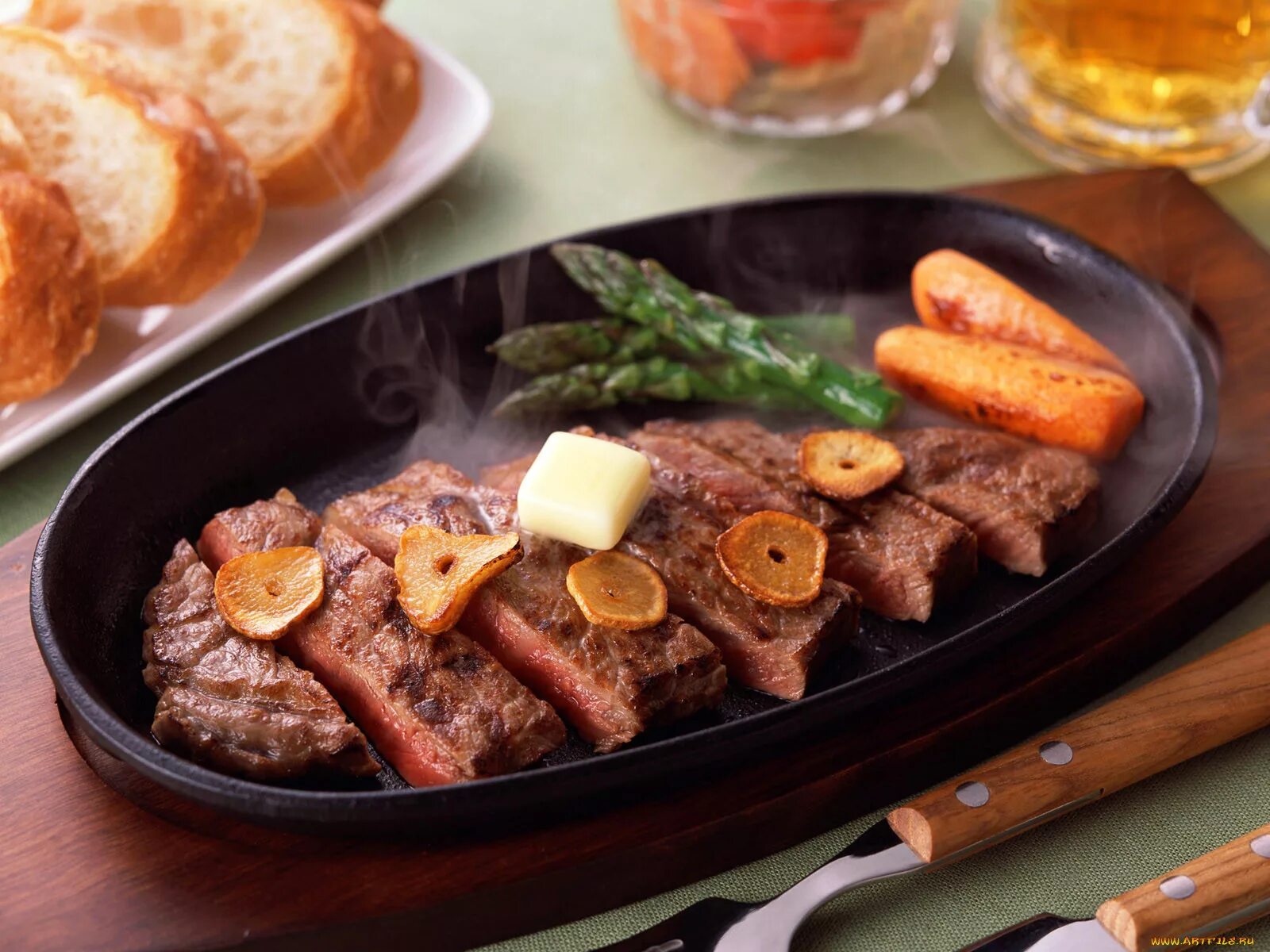 мясо стейк на сковороде. стир фрай из говядины с овощами. жареная говядина на сковороде. жарка мяса. поджарка из свинины на сковороде.