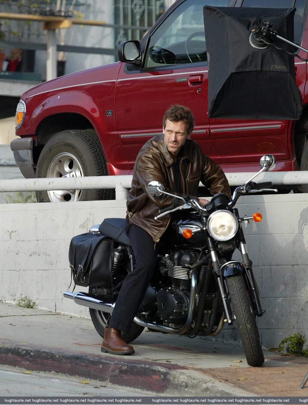 доктор байк. хью лори доктор хаус. грегори хаус на мотоцикле. доктор байк. доктор хаус и уилсон на мотоциклах.