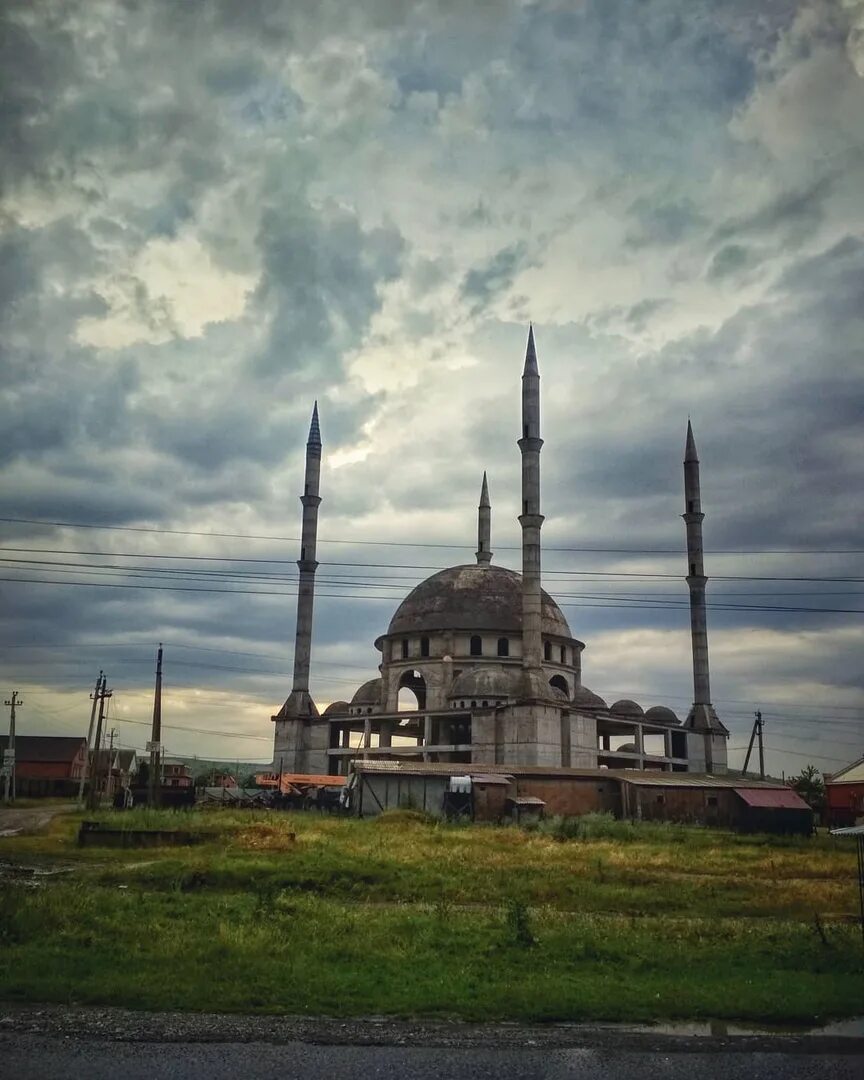 Мечеть в ингушетии экажево. Мечеть в ингушетии экажево. Мечети ингушетии. Село сурхахи мечеть. Соборная мечеть магаса.