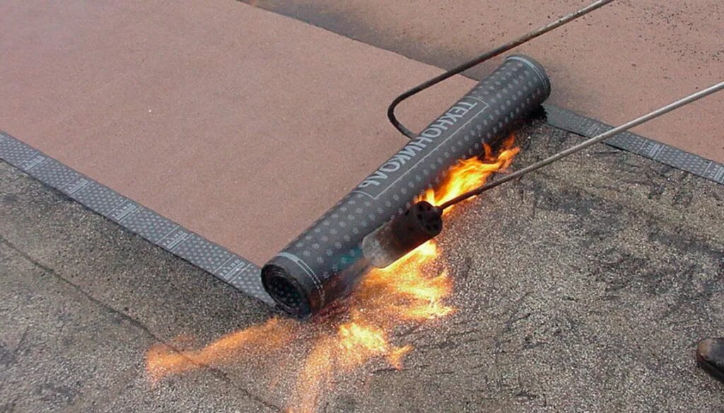 Технониколь рулонная наплавляемая кровля. Наплавляемая кровля. Битумная наплавляемая кровля. Наплавляемая гидроизоляция кровли. Мягкая наплавляемая кровля технониколь.