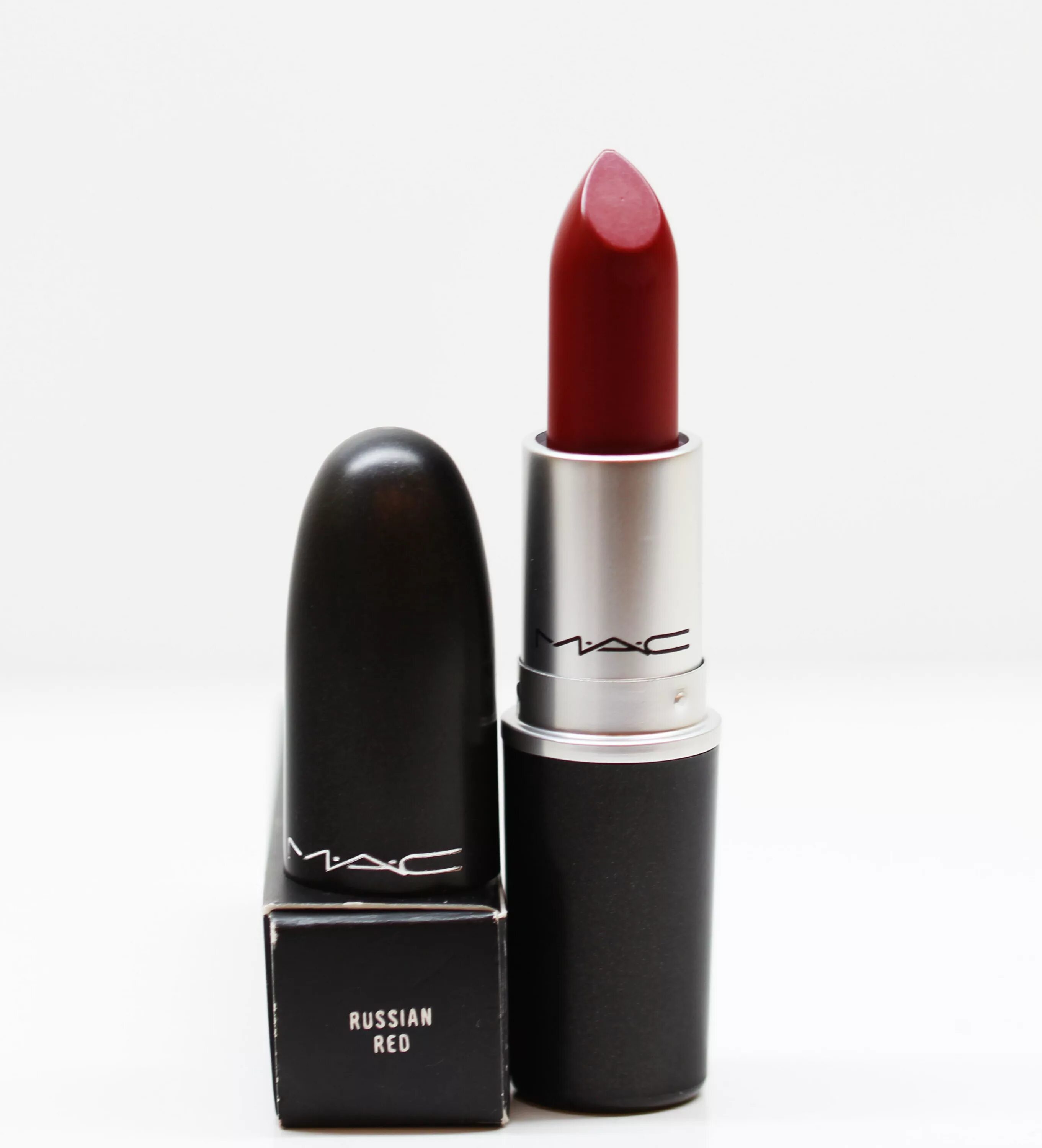 Губная помада фирма. Помада Russian Red 612. Помада Мак рашен ред. Mac Lipstick Matte Russian Red. Красная помада Мак Russian Red.