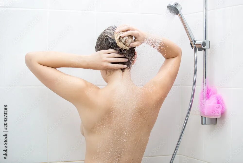 Красивые волосы в душе. Для мытья спины. Мытье головы в душе. Женщина подмывается видео