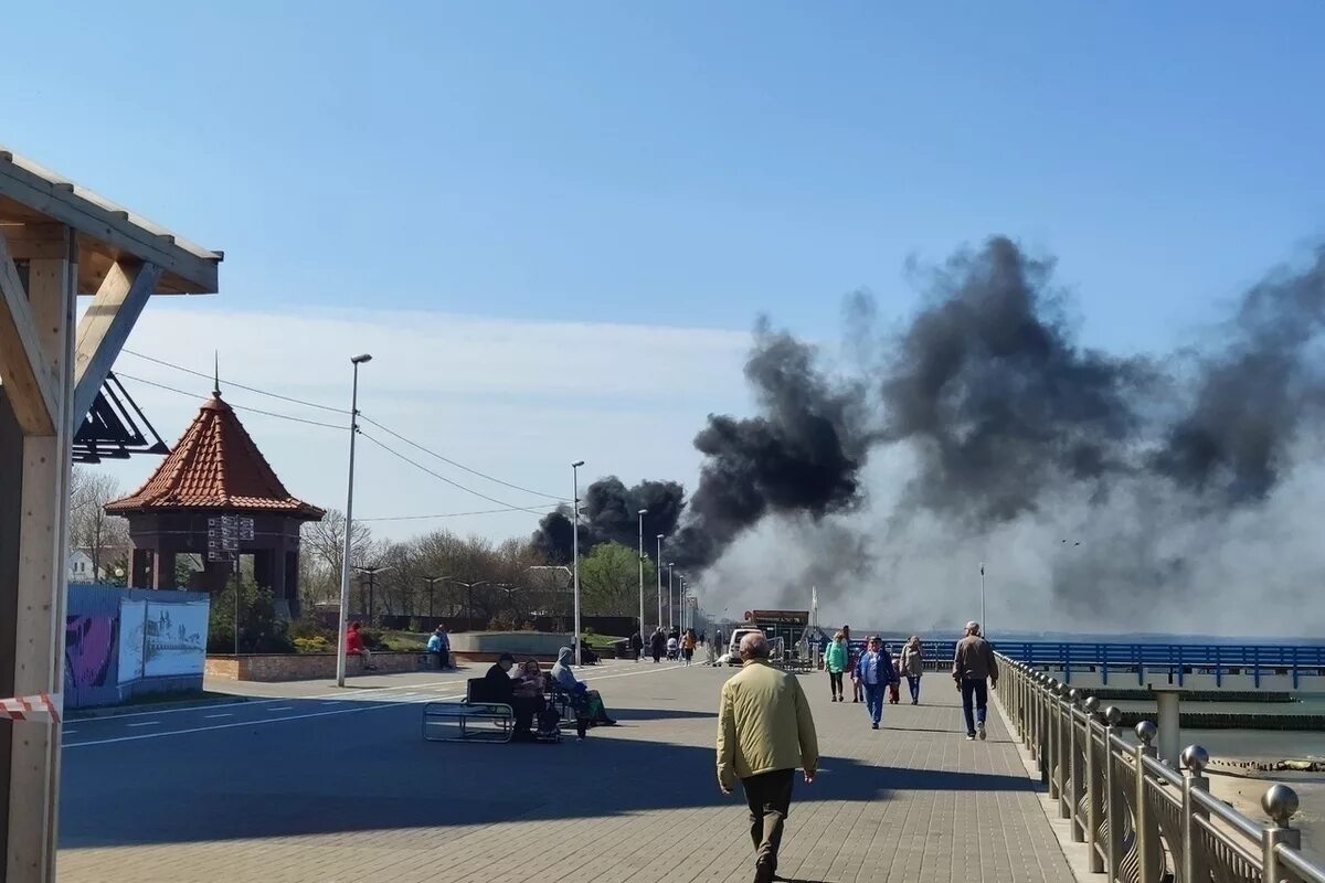 Огонь зеленоградск. Кафе променад Зеленоградск. Пожар в Зеленоградске на променаде. Сгоревшее кафе на променаде в Янтарном Калининградской. Сгоревший отель в Зеленоградске.