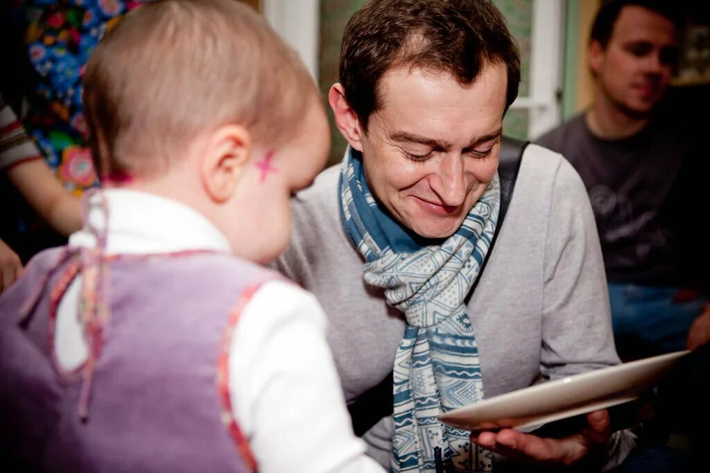 Анджелина джоли презентация. Константин хабенский фонд. Константин хабенский благотворительный фонд. Филантроп это человек который занимается благотворительностью. Заниматься благотворительностью.