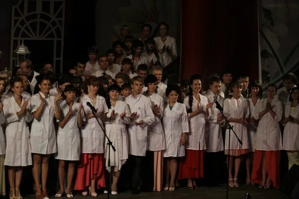 выступление выпускницы тамбовского медицинского колледжа. факел знаний на последнем звонке. выступление выпускников. выступление выпускницы тамбовского медицинского колледжа. выступление выпускницы тамбовского медицинского колледжа.