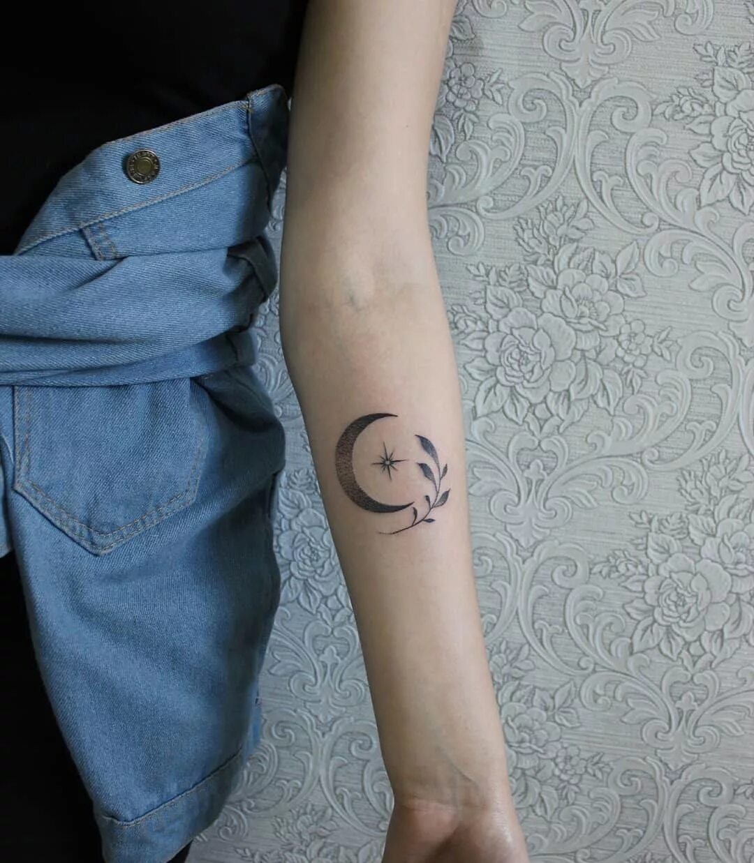 Тату полумесяц. Тату месяц женские. Тату в виде полумесяца. Тату полумесяц. Тату месяц для девушек.