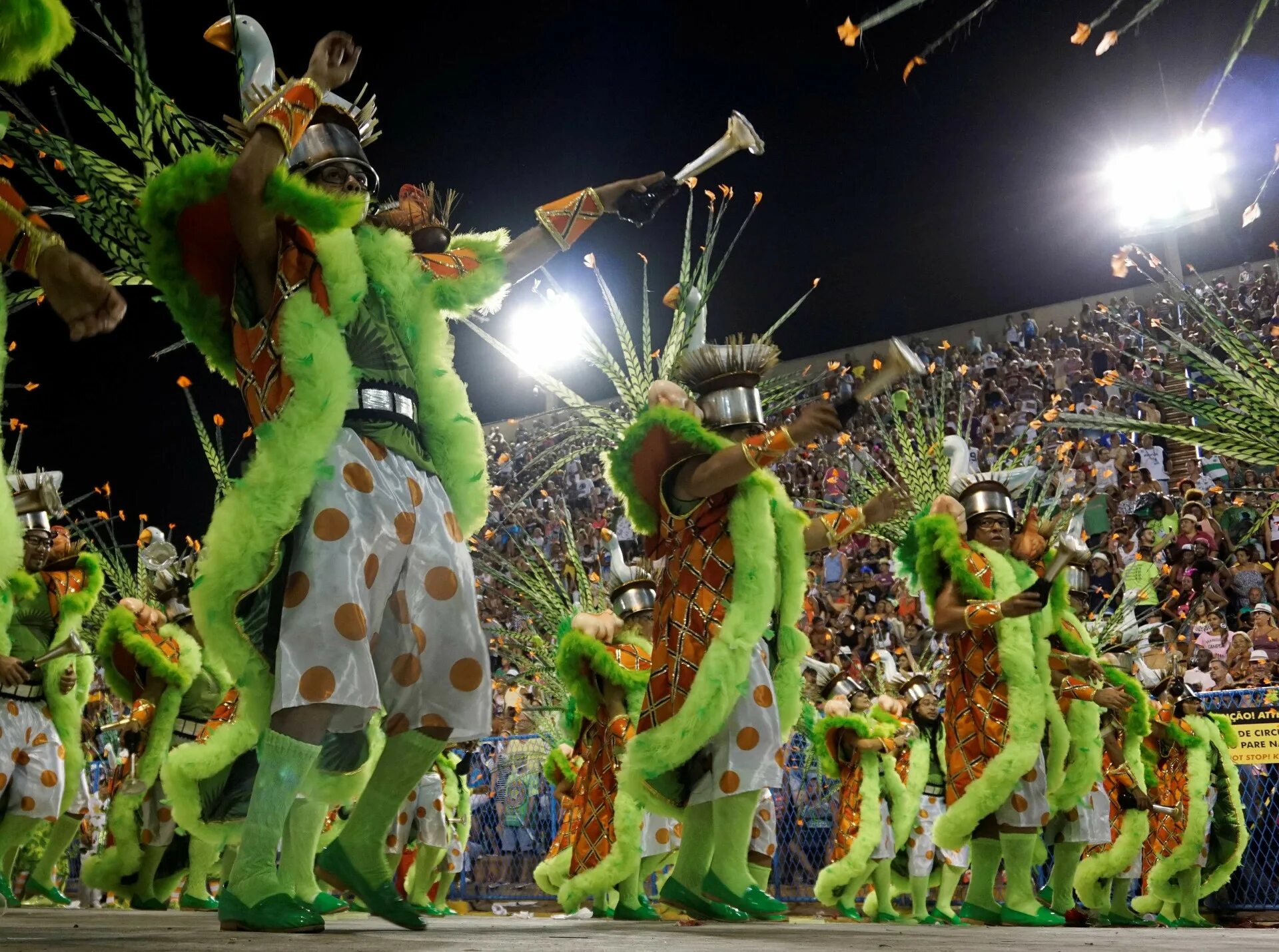Бразилия фестиваль рио де жанейро. Бразильский карнавал самба. Карнавал. Самба карнавал в бразилии. Карнавал в рио-де-жанейро бразилия.