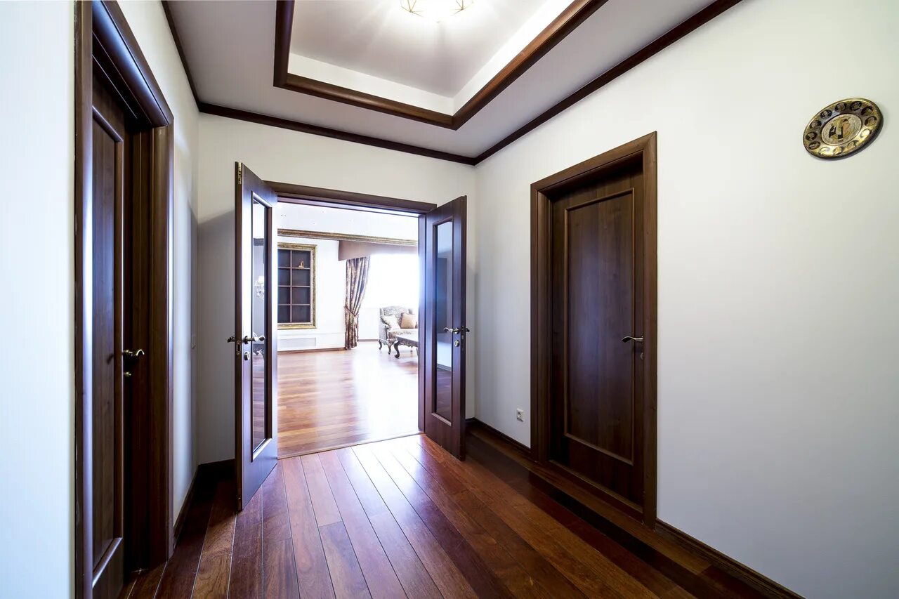 гостиная в классическом стиле с темной мебелью. 2 комнатные квартиры высокой горе. 2 комнатные квартиры высокой горе. 2 комнатные квартиры высокой горе. квартира обычная.