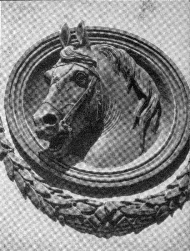 Кони в архитектуре. Барельеф конь. Голова лошади скульптура. Горельеф кони.