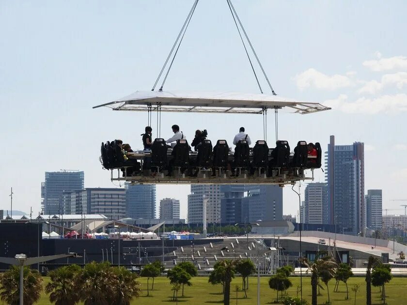 Unique experience. Dinner in the Sky ресторан. Dinner in the Sky - Барселона. Ресторан высота. Ресторан на кране на высоте.