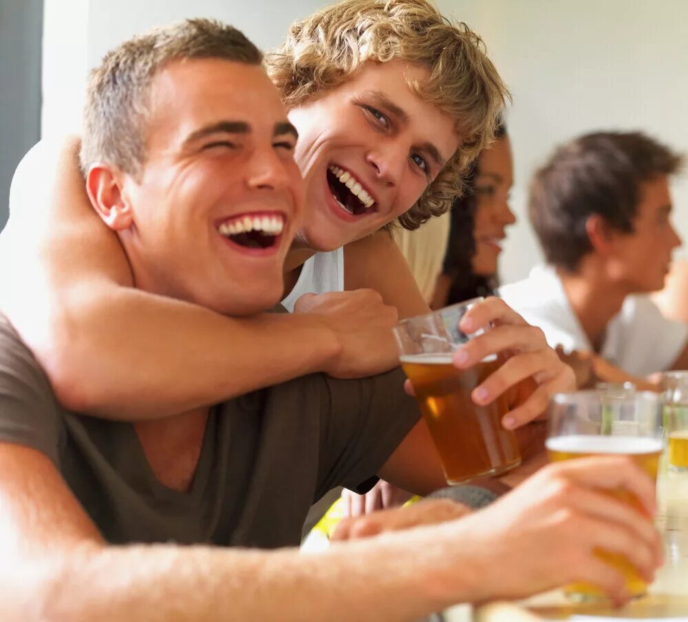 Молодые люди развлекаются. Веселая компания на природе. Счастливая молодая пара. Красивое фото компании. Счастливая молодежь.