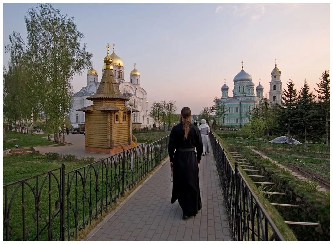 Дивеево монастырь святые. Серафимо-Дивеевский монастырь Святая канавка. Дивеево монастырь канавка. Дивеево монастырь канавка Богородицы. Богородичная канавка в Дивеево.