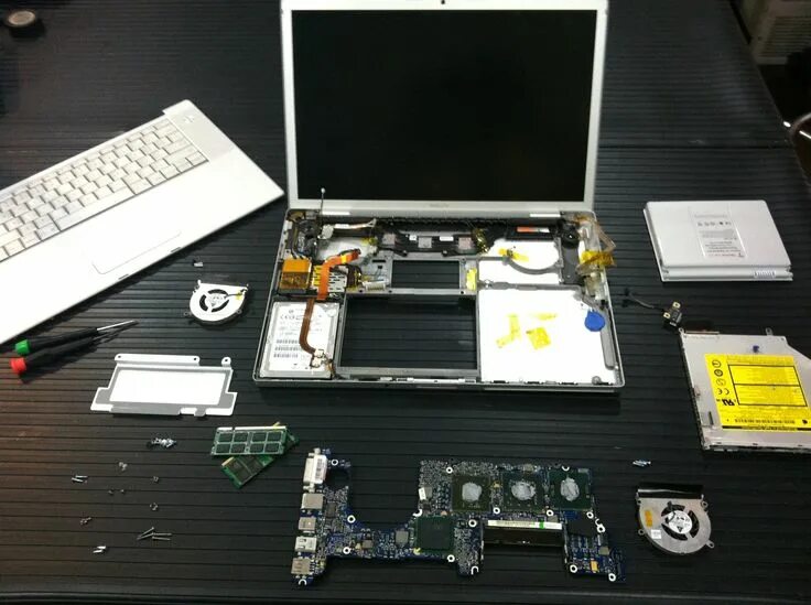 Сервис макбук undefined. Ремонт macbook. разобранный макбук. неисправности macbook. макбук в разборе.