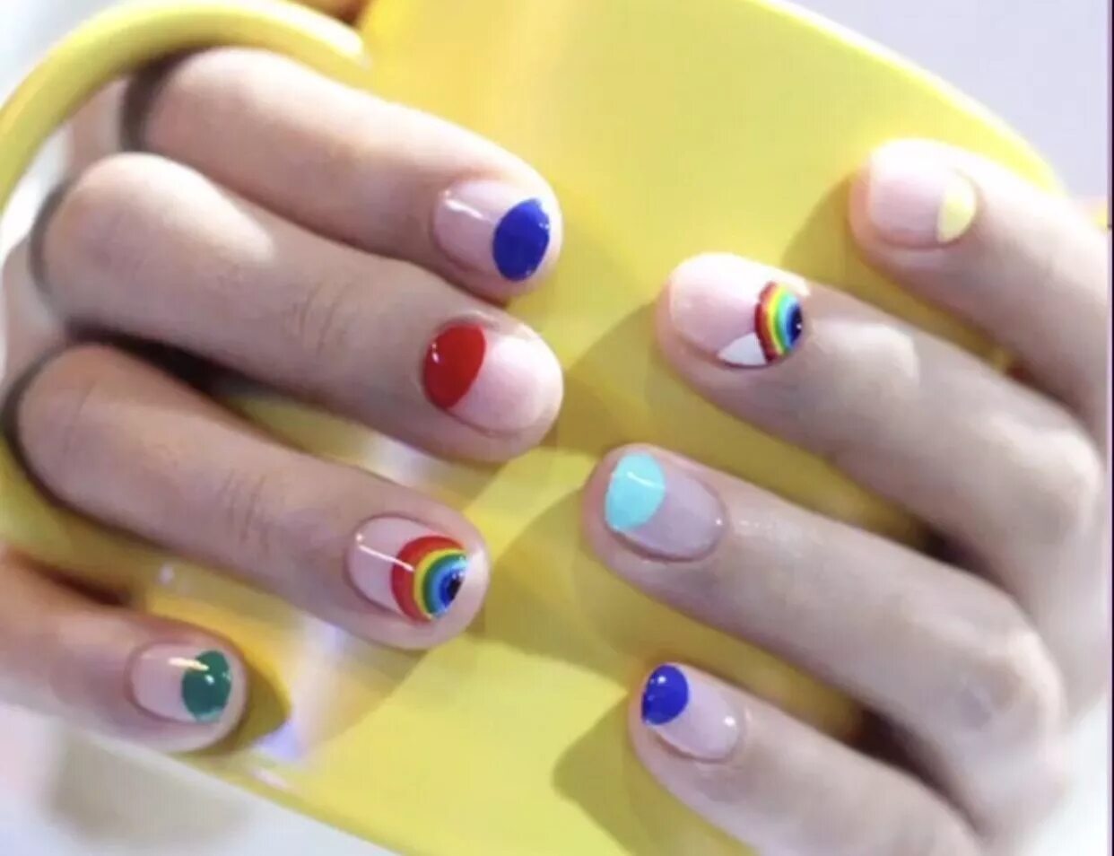 Разноцветные ногти. Яркие разноцветные ногти. Разноцветные ногти короткие. Радужный маникюр. Цветной маникюр короткие ногти