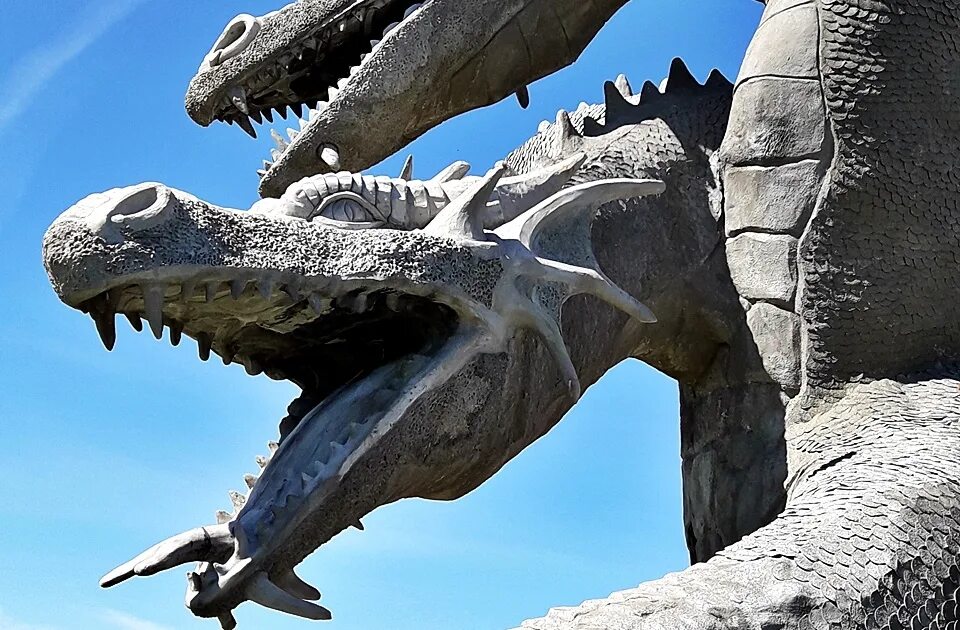 Змей Горыныч. Памятник трехголового дракона. Трехголовый динозавр. Змей Горыныч в жизни.